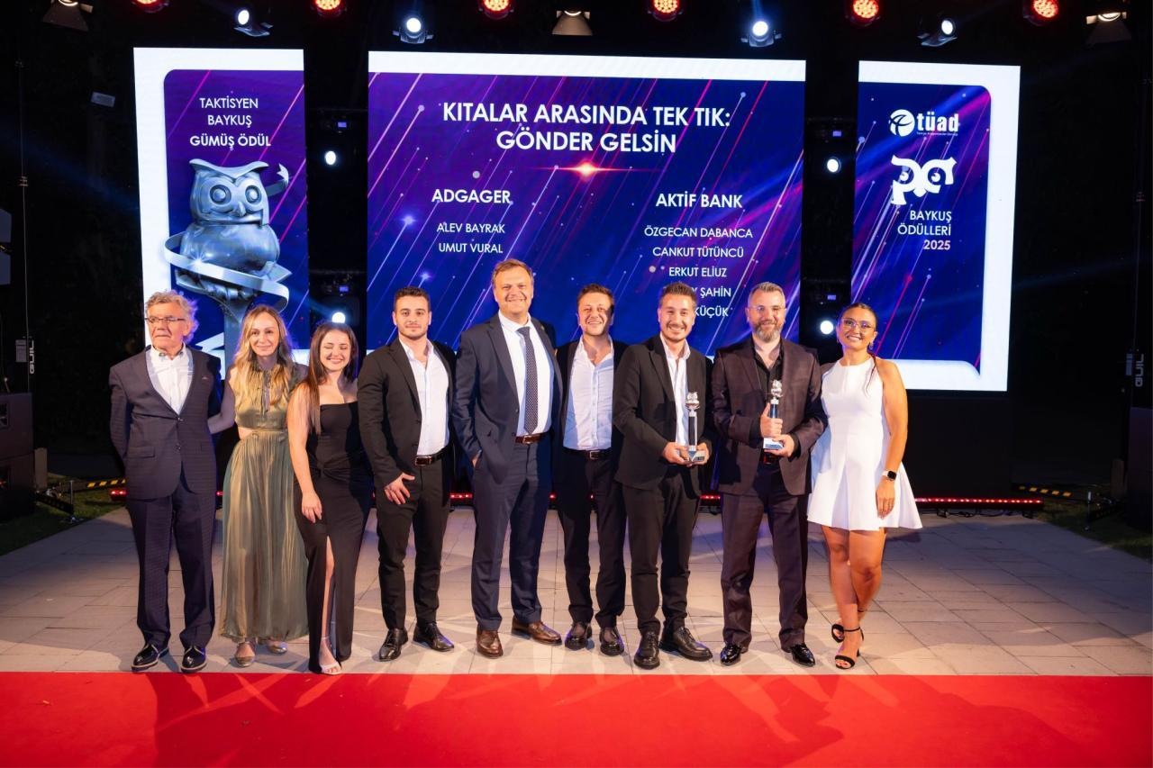 The Adgager and Aktifbank teams on stage